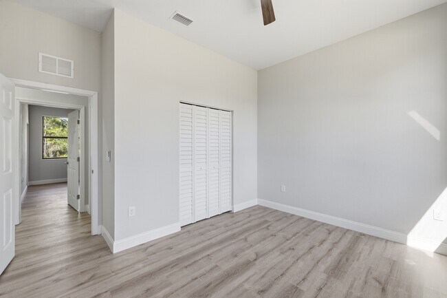 Building Photo - 825 Carbon St E