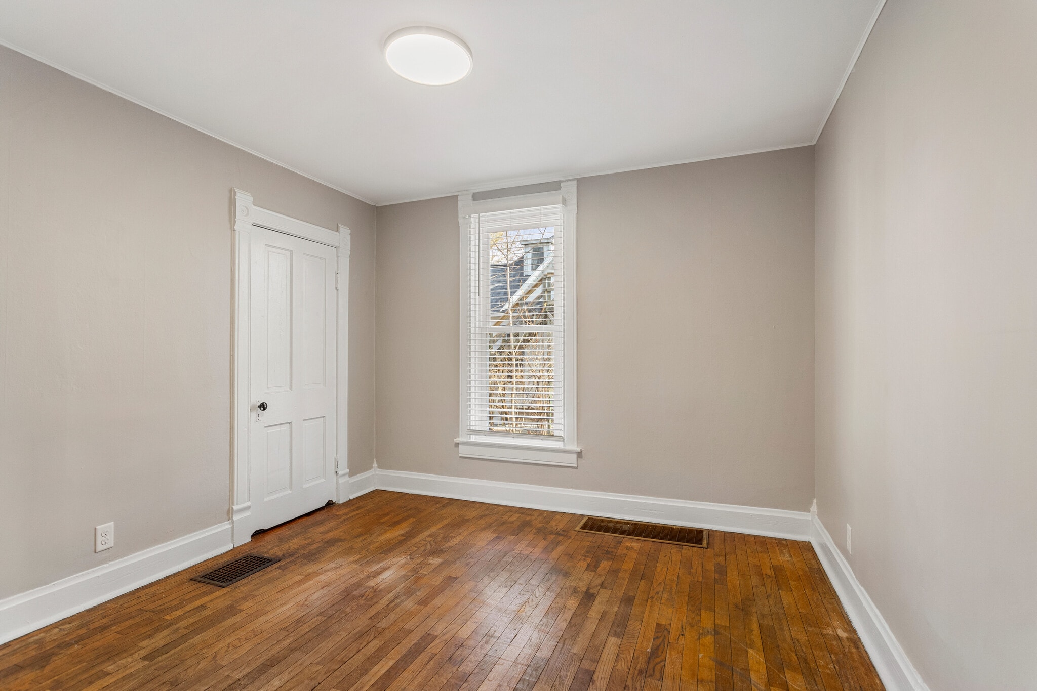 Building Photo - 402 E Elm St