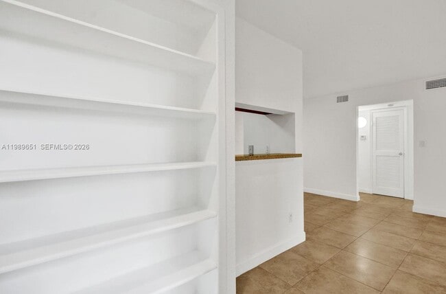 Building Photo - 949 Riverside Dr