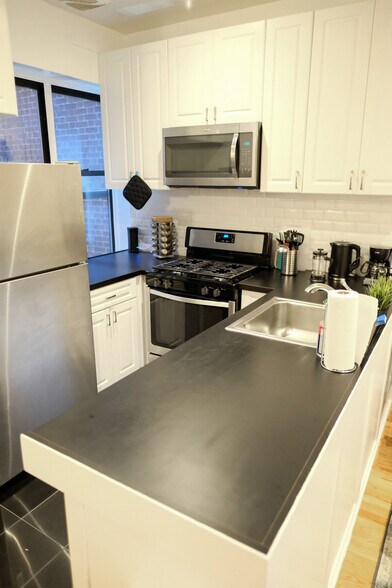 Building Photo - 230 W 113th St