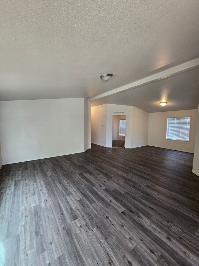 Building Photo - Pet Friendly 3bed : 2bath home w/ Garage &...