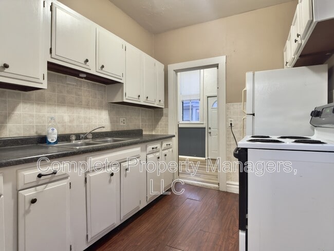 Building Photo - 325 E Washington St