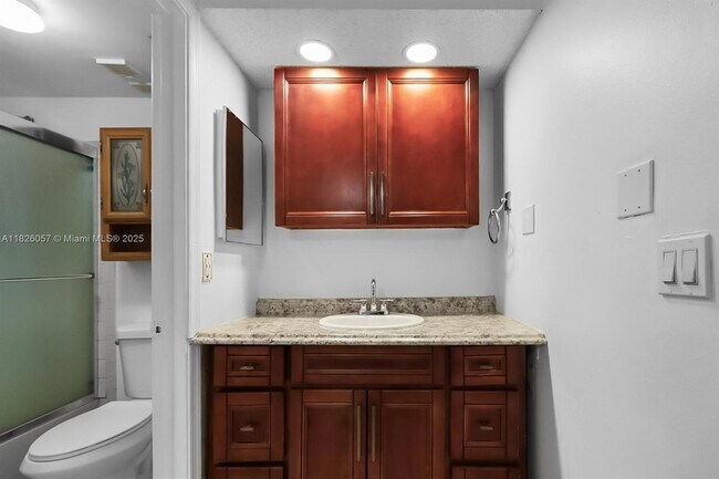 Building Photo - 10167 Twin Lakes Dr