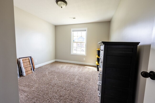 Building Photo - Pet Friendly Three Bedroom!