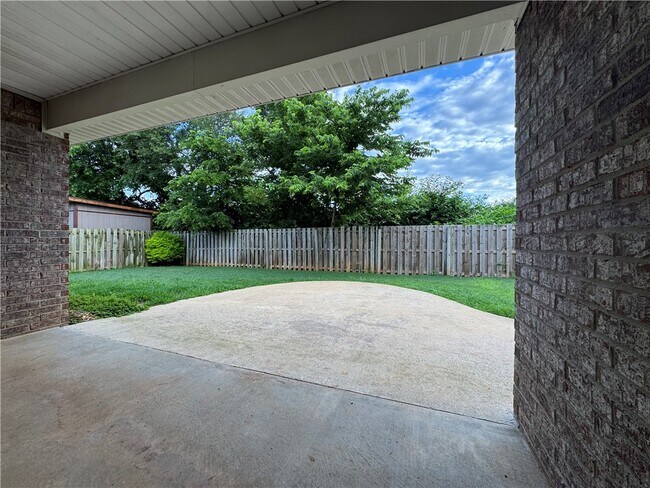 Building Photo - 3905 W Amour Dr
