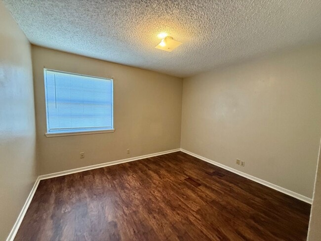 Building Photo - Great downstairs apartment close to it all