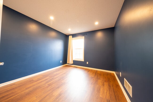 Building Photo - 706 Village Pkwy