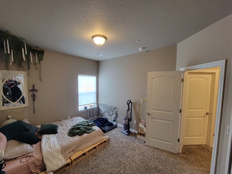 Building Photo - 2431 Crown View Dr