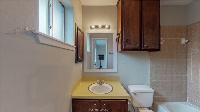 Building Photo - 1107 Braeswood Dr