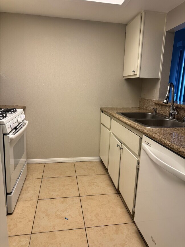 Building Photo - 3 Bed / 2 Bath Apartment Available in East Las Vegas