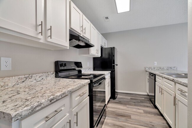 Building Photo - Newly remodeled 3 Bed 2 Bath Duplex!! Fenced yard!