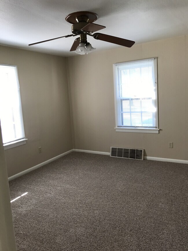 Building Photo - 3 bed/2 bath house