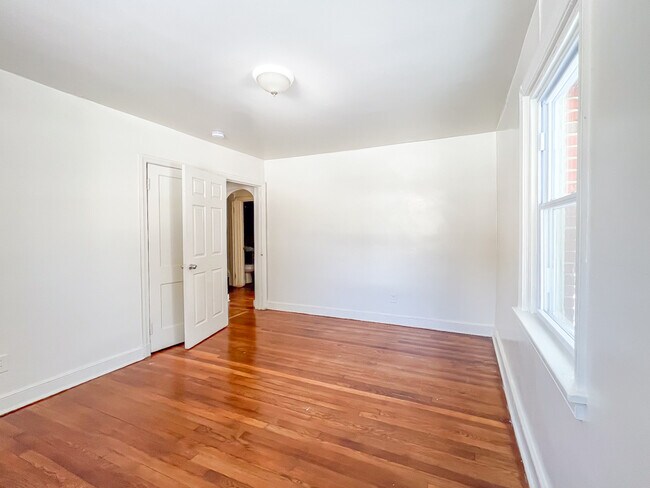 Building Photo - 1006 Greystone Ave