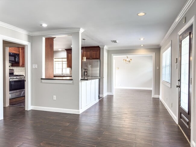 Building Photo - 4525 Maple St