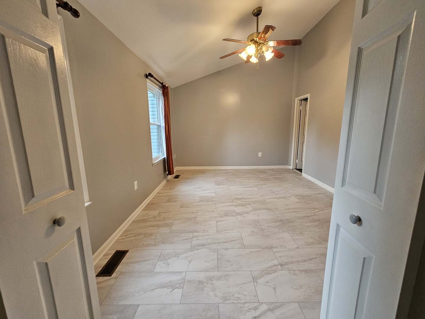 Master bedroom - 323 Felsted Ct