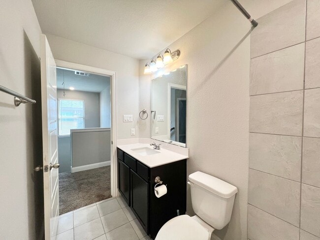 Building Photo - Modern Country Living Near I-35 – Stunning Duplex with Granite, Private Yard & Appliances Included!