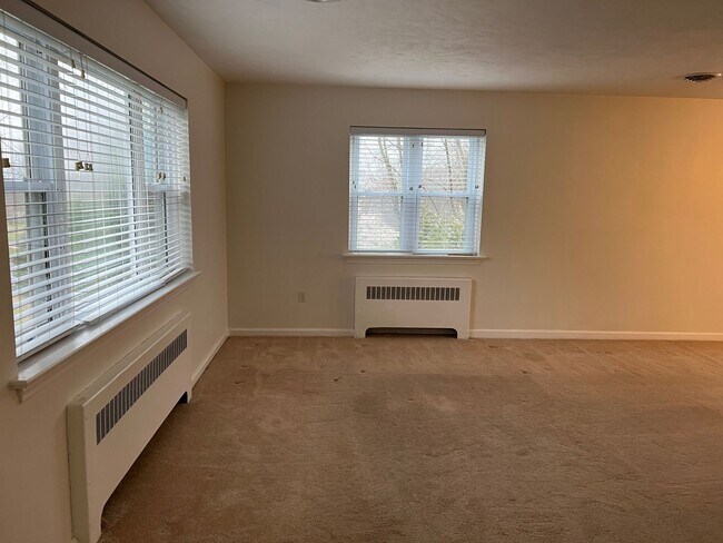 Building Photo - 405 Hemlock Dr SE