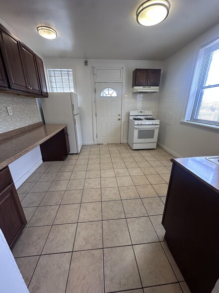 Building Photo - 8014 S Vernon Ave