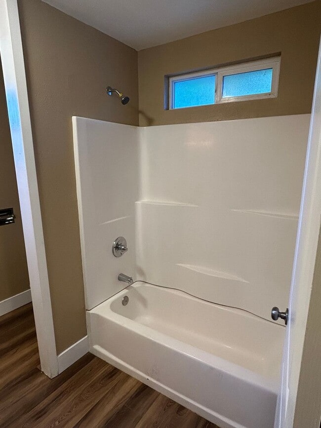 Building Photo - 4 bedroom 2 bath next to Chico State with ...