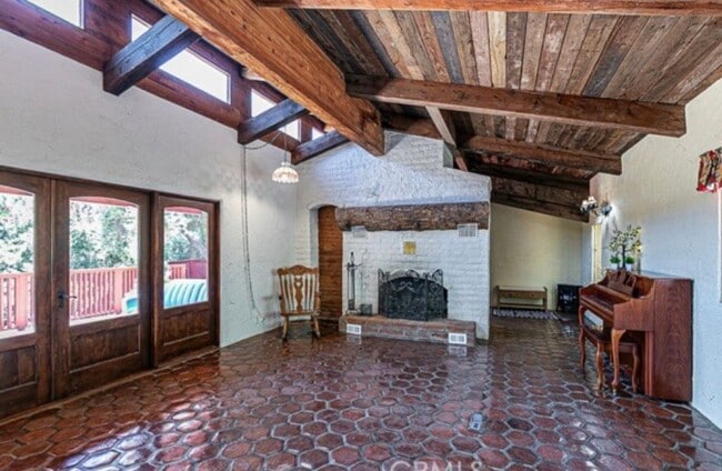 Building Photo - Escape to Your Own Private Retreat Among the Oaks