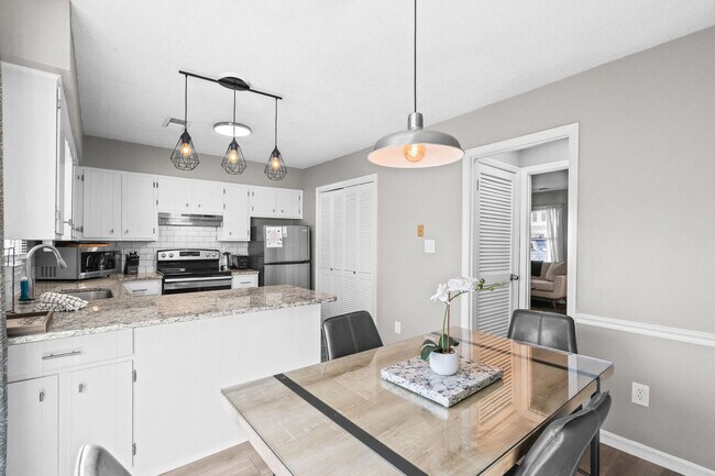 Building Photo - 405 13th Ave S