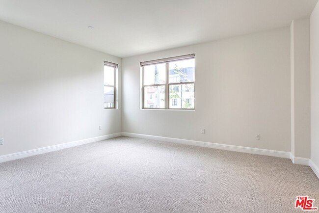 Building Photo - 5037 Rosewood Ave
