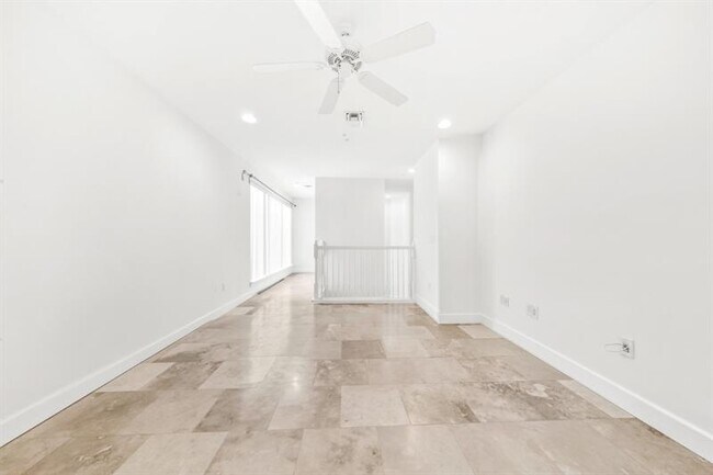 Building Photo - 61 Isle of Venice Dr