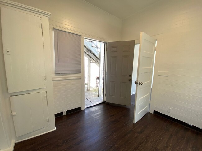 Building Photo - One Bed, One Bath Apartment Located Downtown