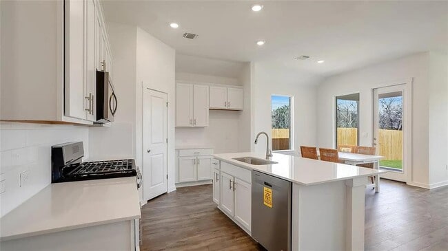 Building Photo - 1813 Walnut Grv Bnd