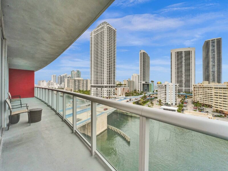 Building Photo - 2602 E Hallandale Beach Blvd