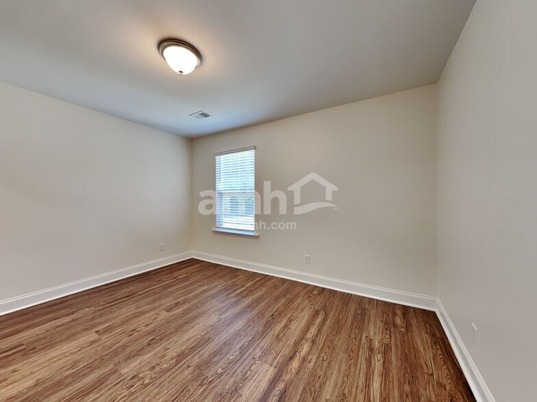 Building Photo - 223 S Live Oak Dr