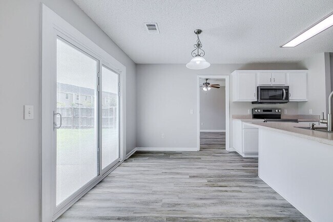 Building Photo - 114 Mustang Dr