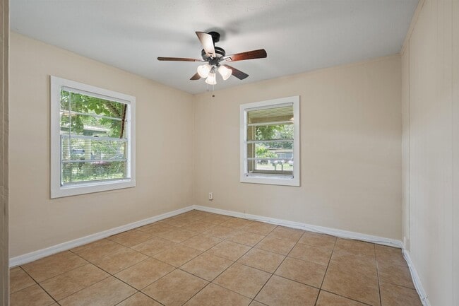 Building Photo - 347 Lena St