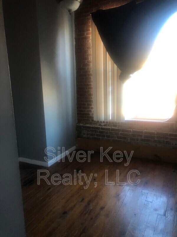 Building Photo - 217 E Washington Ave