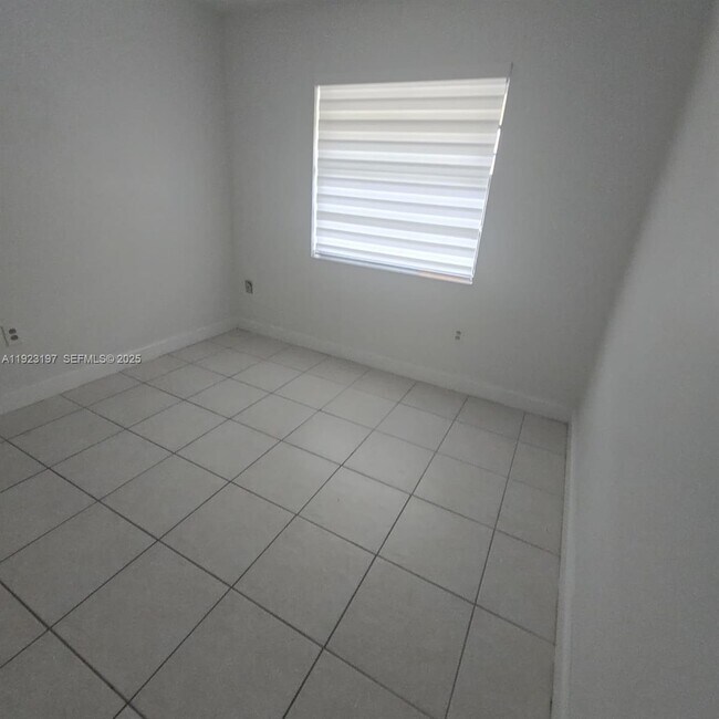 Building Photo - 5216 W 24th Way