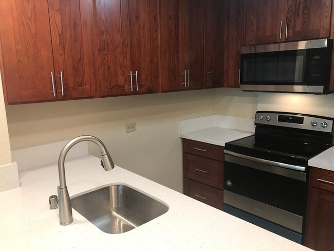 Building Photo - Pearl II - Ground Floor Unit, with large lanai, covered/secured parking, washer/dryer in unit, te...