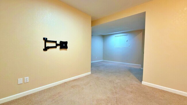 Building Photo - Fantastic 3 Bd 3 Bth + Office in Cherry Cr...