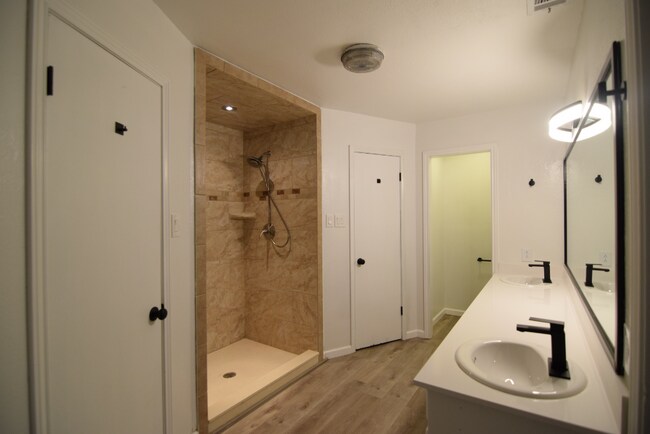 Building Photo - 820 Cedar Ridge Dr