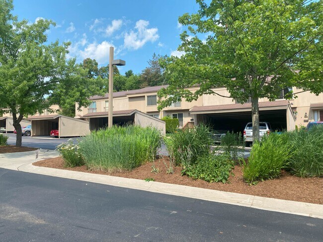 Building Photo - 1462 Oakbrook E Dr