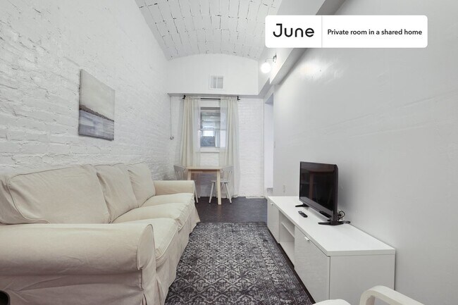Building Photo - Private bedroom in 5 bed/2 bath Home