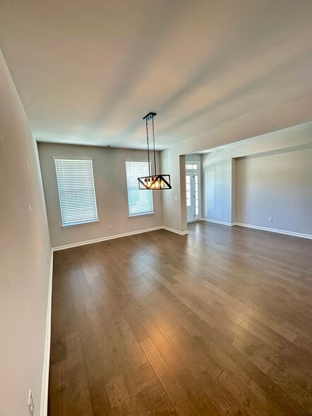Building Photo - 304 Greymoor Ln