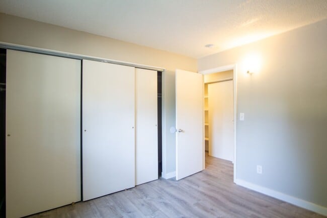 Building Photo - Close-in SE Spacious 3-Bed + A/C Ready Late July!