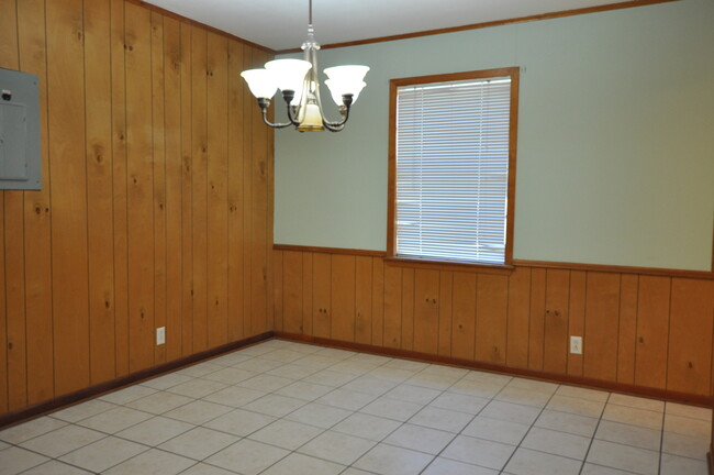 Building Photo - COMING SOON! 3 Bedroom 1.5 Bath Rental in ...