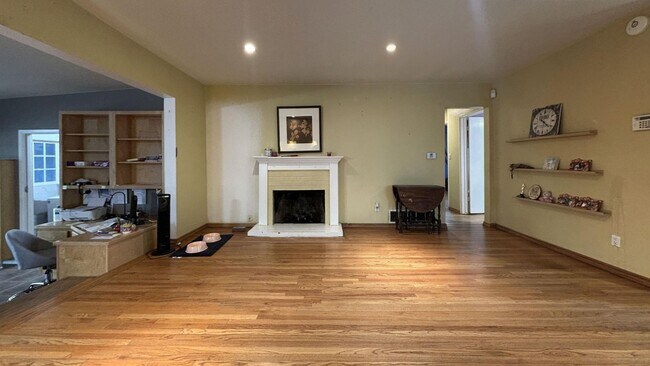 Building Photo - Spacious 4 Bedroom, 3 Bathroom Redlands Home!