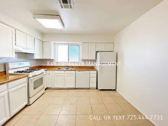 Building Photo - 3 BEDROOM 2 BATH UNIT NEAR NELLIS AFB