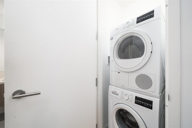 Building Photo - 160 1st St