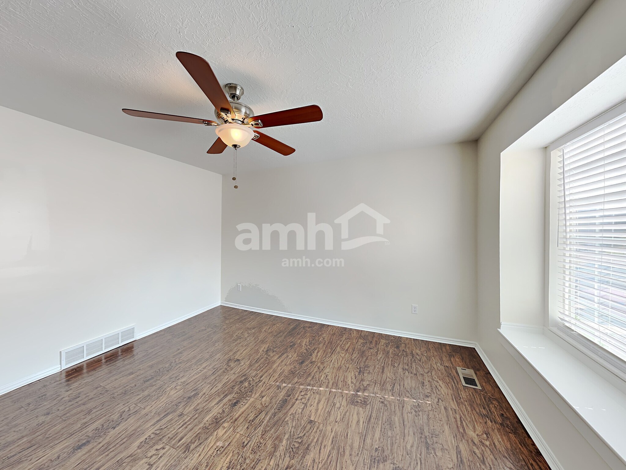 Building Photo - 5069 S Vista Dr