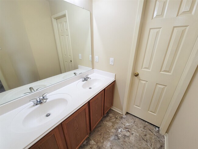 Building Photo - 19718 Byron Meadows Dr