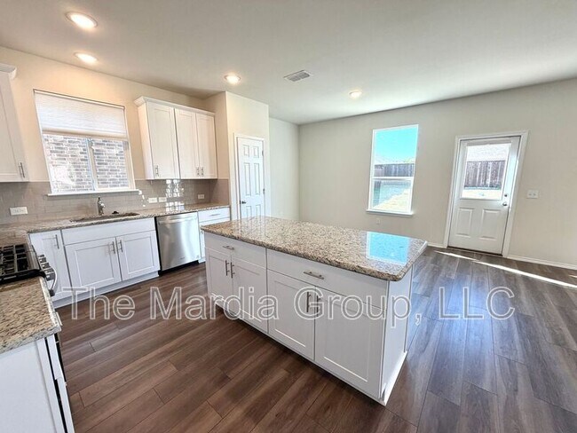 Building Photo - 2006 Hummingbird St