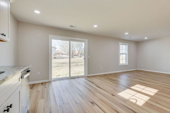 Building Photo - NEWLY BUILT 3 BED/2.5 BATH